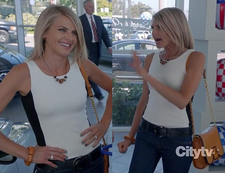 Jane’s white top with black strip and tan purse on Happy Endings season 3
