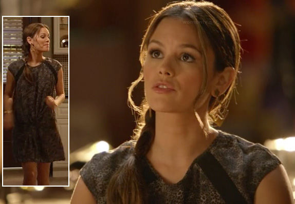 Zoe’s leopard print knot waist dress and gold diamond shape earrings on Hart of Dixie