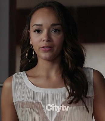 Ashley’s white and brown pleated dress and hoop earrings on Revenge
