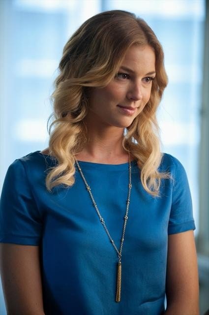 Emily’s colbalt blue silk top with lariat necklace on Revenge