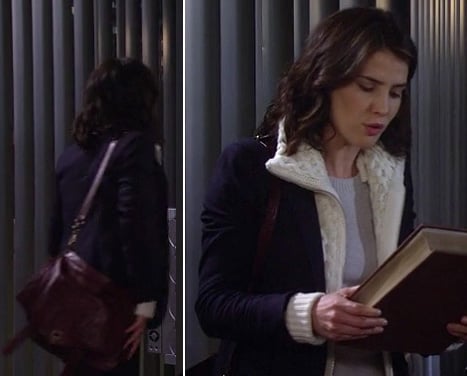 Robin’s navy blazer with white knit layer and burgundy messenger bag on How I Met Your Mother