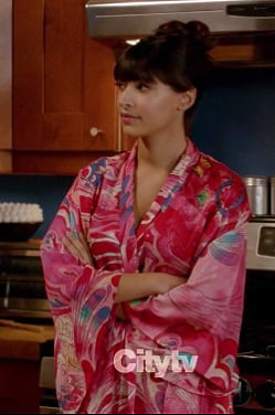 Ceces pink bathrobe on New Girl