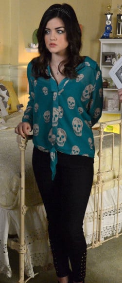 Aria's green skull print blouse on PLL