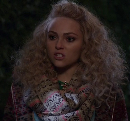 Carrie's beige and pink fair isle scarf on The Carrie Diaries
