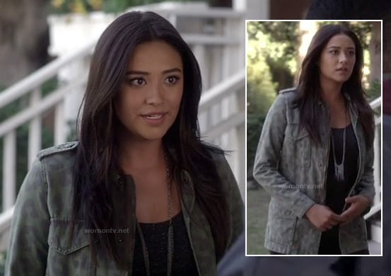 Emily's green leopard jacket on PLL