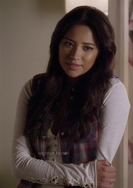 Emily's white longsleeve lace shirt on PLL