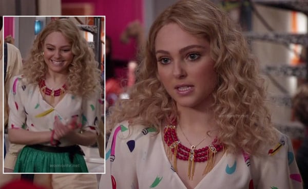 Carrie's white feather quill pen top on The Carrie Diaries