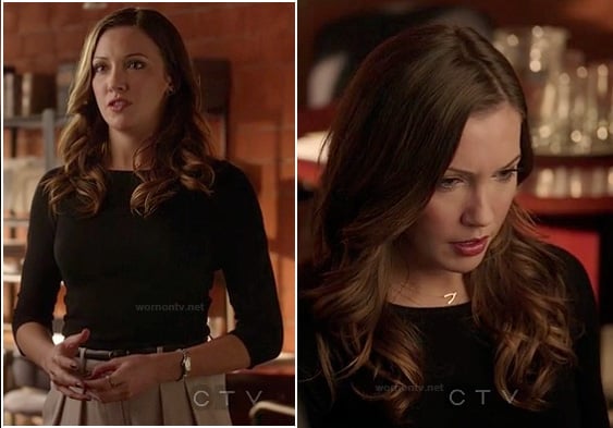 Laurel’s gold wishbone necklace on Arrow