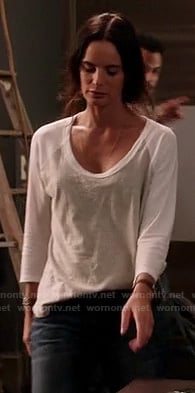 Fiona’s grey and white baseball tee on Burn Notice