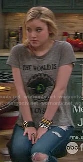 Lennox’s “The World Is Our Oyster” tee on Melissa and Joey