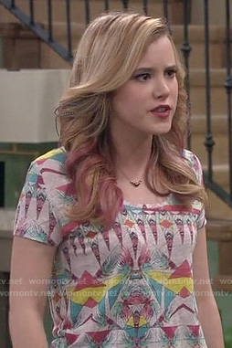 Lennox’s graphic print tee on Melissa & Joey