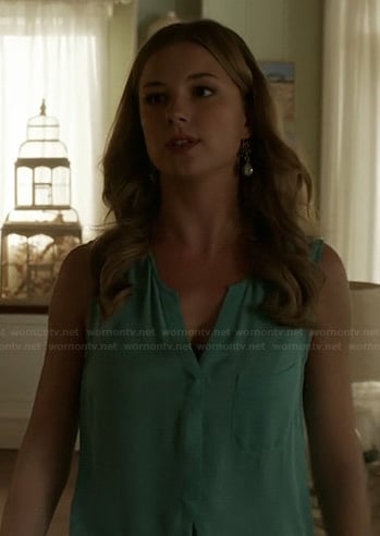 Emily’s sky blue sleeveless top on Revenge