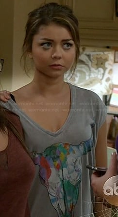 Haley’s grey skull graphic t-shirt on Modern Family