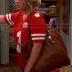 Penny’s tan tote bag on The Big Bang Theory