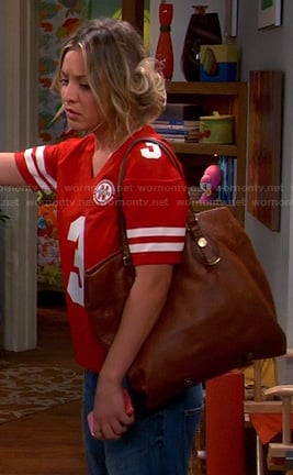 Penny’s tan tote bag on The Big Bang Theory