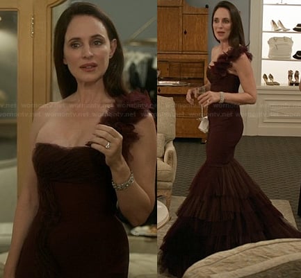 Victoria’s burgundy mermaid gown on Revenge