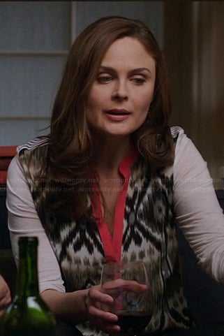 Brennan’s printed top with pink trim on Bones