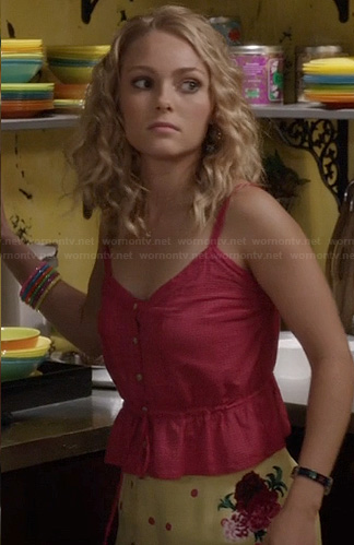 Carrie’s pink button front cami and yellow printed shorts on The Carrie Diaries