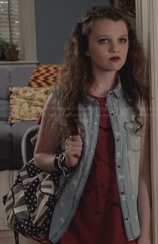 Dorrit’s denim skull print vest and flag backpack on The Carrie Diaries