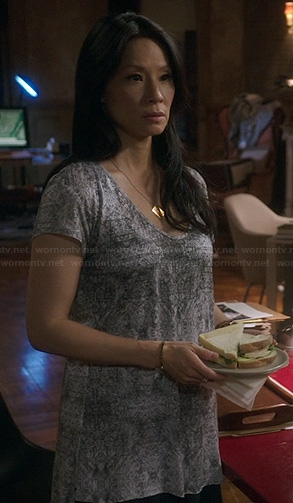 Joan’s grey printed t-shirt on Elementary