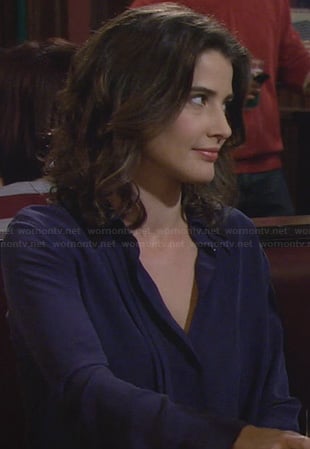 Robin’s blue pleated blouse with black collar on How I Met Your Mother