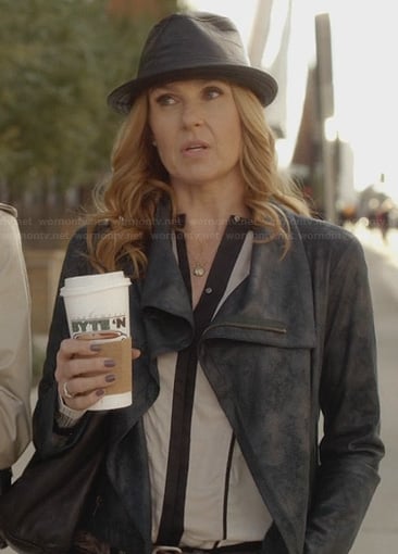 Rayna’s white contrast trimmed blouse, leather jacket and leather fedora on Nashville