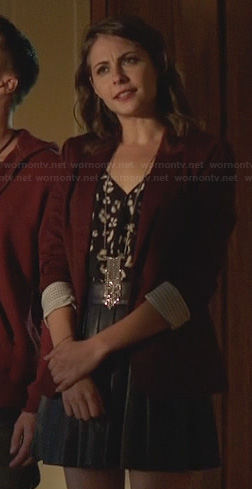 Thea’s black leather pleated skirt and burgundy blazer on Arrow
