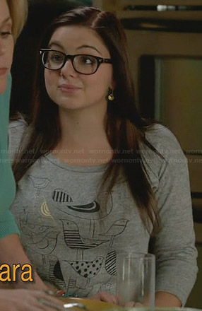 Alex’s grey bird graphic tee on Modern Family
