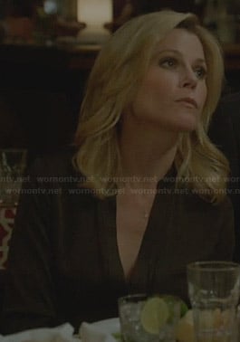 Claire’s brown v-neck blouse on Modern Family