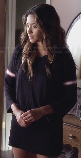 Emily's black zip top with sleeve stripes on PLL
