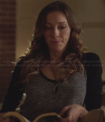 Laurel’s grey and black baseball tee on Arrow