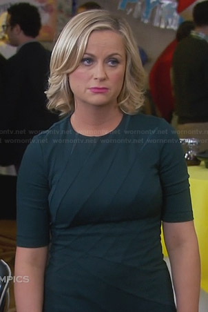 Leslie’s green seam detail dress on Parks and Recreation
