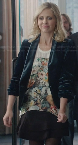 Sydney’s flower graphic top and velvet blazer on The Crazy Ones