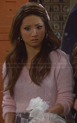 Veronica’s pink fluffy cropped sweater on Dads