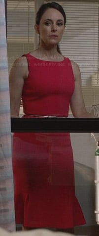 Victoria’s hot pink fitted dress with flared hem on Revenge
