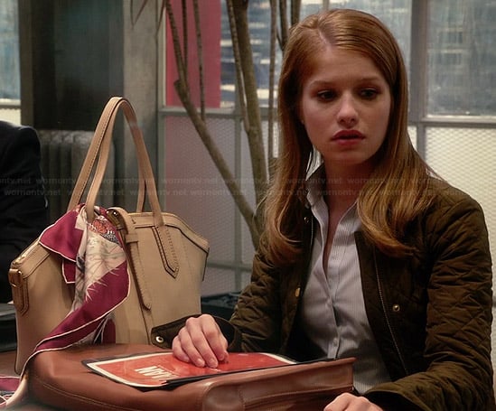 Caitlin’s green quilted jacket and cream leather bag on House Of Lies