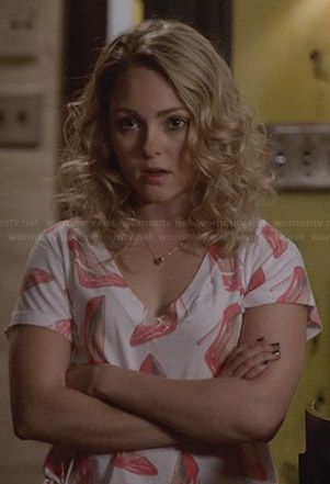 Carrie’s red stiletto print tee on The Carrie Diaries