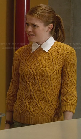 Caitlin’s yellow cable knit sweater on House of Lies