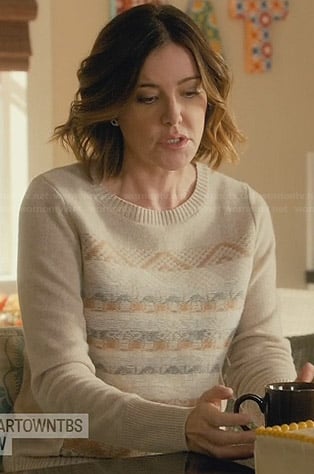 Ellie’s beige sweater with front pattern on Cougar Town