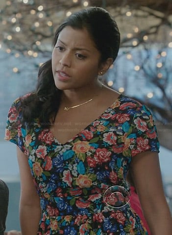 Allie’s floral v-neck dress on The Crazy Ones