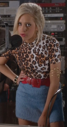 Dalia’s leopard print top and blue furry skirt on Suburgatory