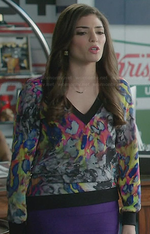 Lauren’s multi-colored abstract printed sweater on The Crazy Ones
