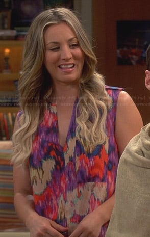 Penny’s purple abstract printed split neck top on The Big Bang Theory