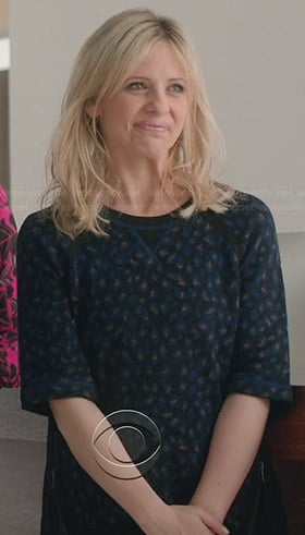 Sydney’s blue leopard print sweatshirt on The Crazy Ones