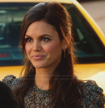 Zoe’s printed ruched sleeve top and gold dagger earrings on Hart of Dixie