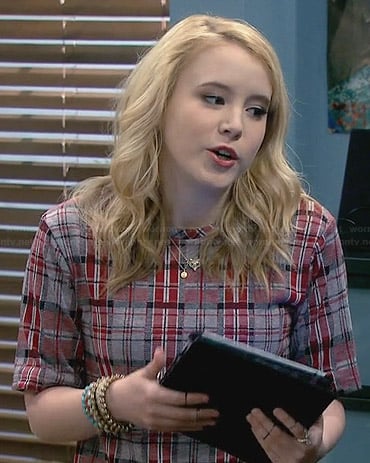 Lennox’s plaid tee on Melissa and Joey