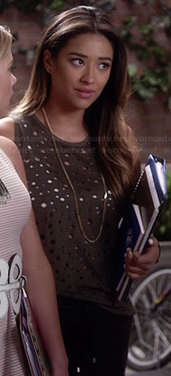 Emily’s green distressed muscle tee and leather pants on Pretty Little Liars