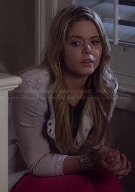 Ali’s pink jeans and acid wash denim jacket on Pretty Little Liars