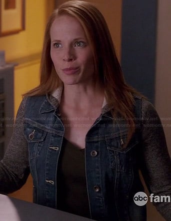 Daphne’s denim jacket with grey sleeves on Switched at Birth