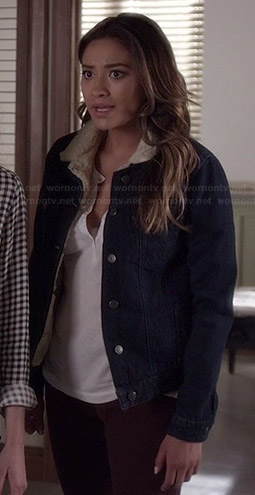 Emily’s denim jacket with white fleece collar on Pretty Little Liars